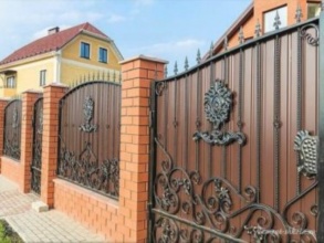 Кирпичный забор с ковкой  150 метров фото в Апрелевке