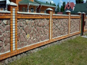 Кирпичный забор с камнем 12 метров фото в Апрелевке