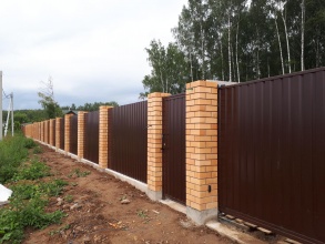 Кирпичный забор на ленточном фундаменте 12 метров фото в Апрелевке