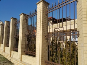 Кирпичный забор с ковкой  10 метров фото в Апрелевке